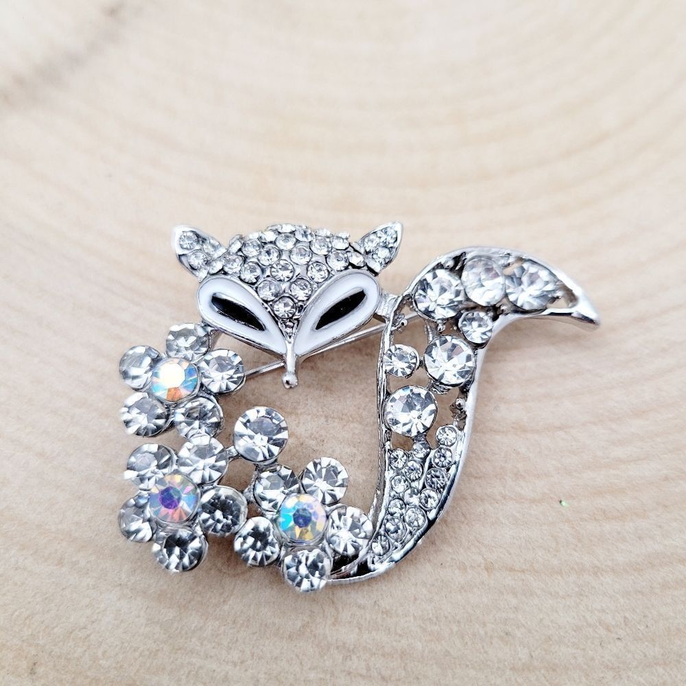 Brand New Silver Fox Colours Rhinestone Brooch Pin